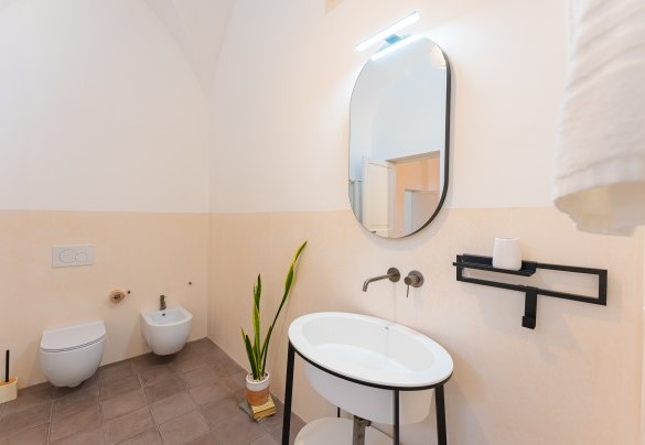 En suite bathroom with shower no. 1 - Villa Aristula