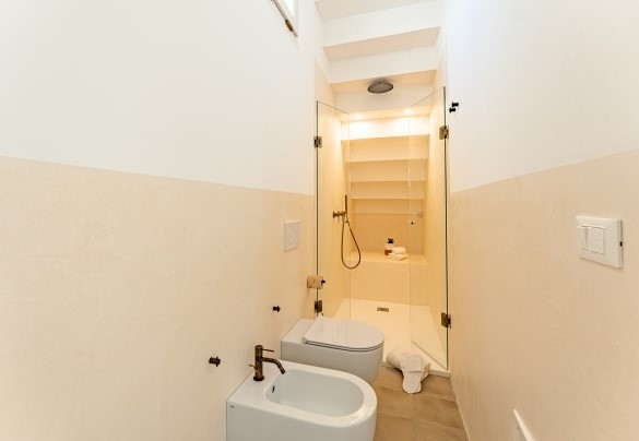 En suite bathroom with shower no. 5 - Villa Aristula