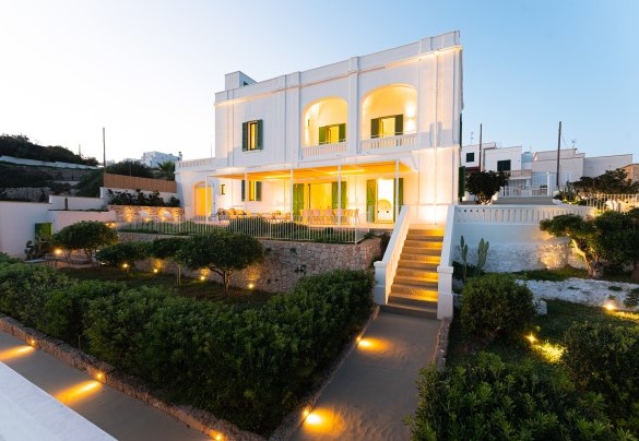 The villa illuminated at dusk - Villa Aristula