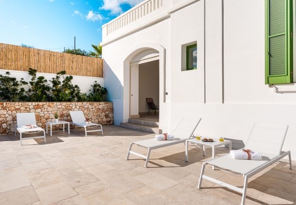 Sunbathing area adjacent to the indoor swimming pool - Villa Aristula