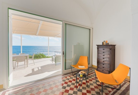 Reading room with access to the terrace on the lower floor - Villa Aristula