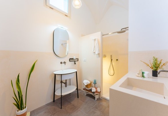 En suite bathroom with shower no. 1 - Villa Aristula