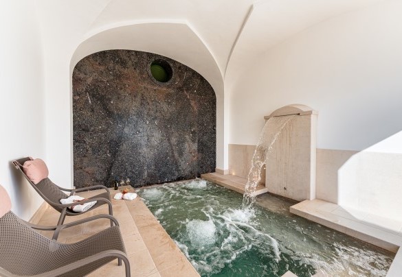 Indoor swimming pool with waterfall and hydromassage - Villa Aristula