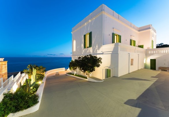 The villa illuminated at dusk - Villa Aristula
