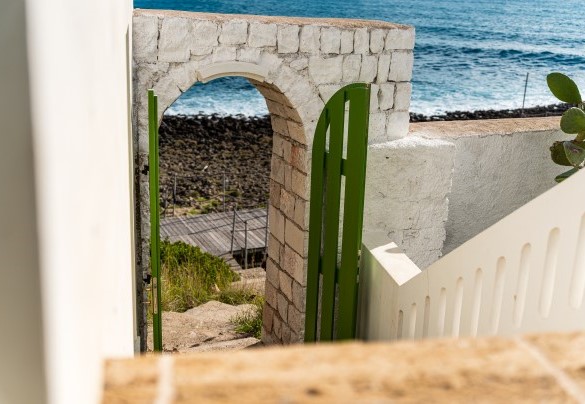 A path leads directly from the garden to the sea - Villa Aristula
