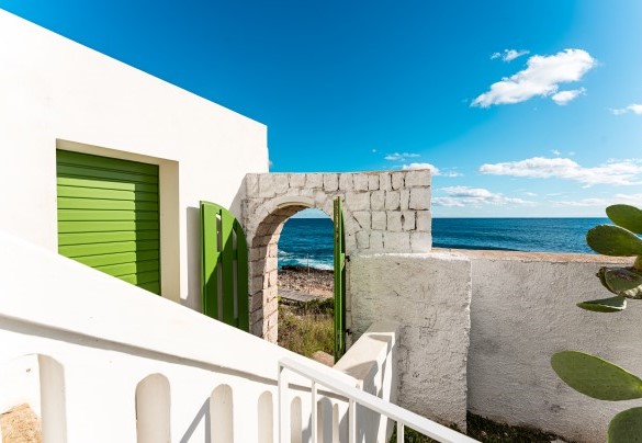 A path leads directly from the garden to the sea - Villa Aristula