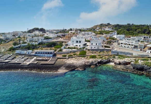 The private terraced garden leads directly to the sea - Villa Aristula