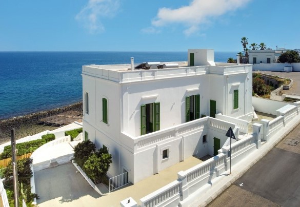 The villa has two floors, each with independent access - Villa Aristula