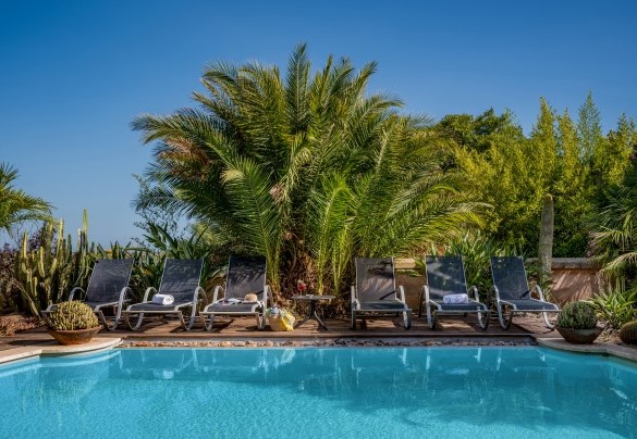 La piscina a sfioro adagiata su un solarium in legno – Villa Ashram