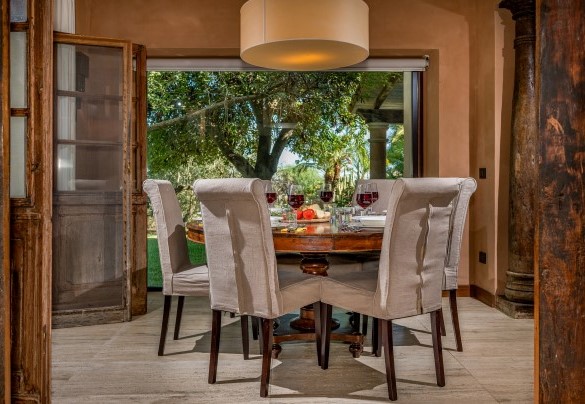 La sala da pranzo collegata alla cucina tramite porta scorrevole – Villa Ashram