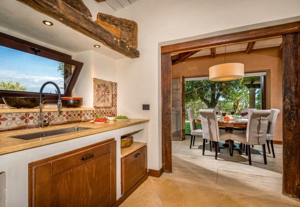 La sala da pranzo collegata alla cucina tramite porta scorrevole – Villa Ashram