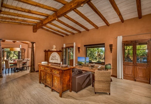 Il salotto collegato alla sala da pranzo e cucina – Villa Ashram