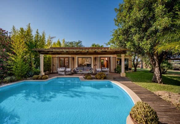 Villa moderna dotata di grandi vetrate – Villa Ashram
