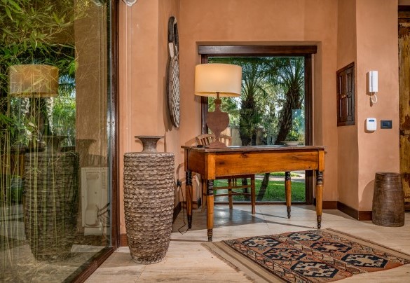 Il salotto dotato di pareti a vetri con vista giardino – Villa Ashram