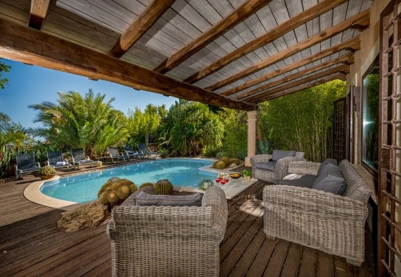 Il portico all'uscita del living ospita un salotto all'aperto – Villa Ashram