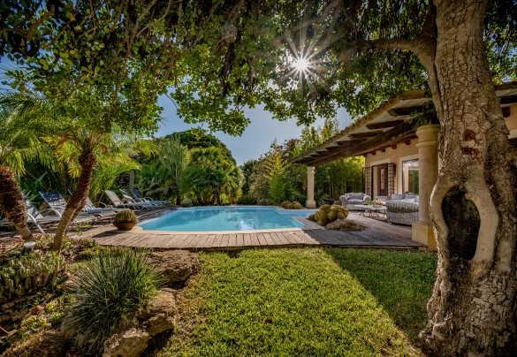 La piscina di forma rettangolare misura 8 x 4 m e ha una profondità tra 1,20 m e 1,40 m – Villa Ashram