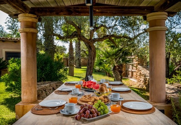 Il pergolato con l'elegante tavolo in pietra immerso nel parco – Villa Ashram