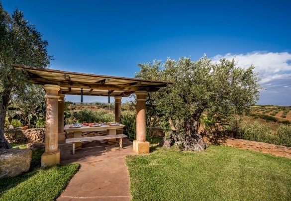 Un piccolo sentiero conduce alla zona colazione – Villa Ashram