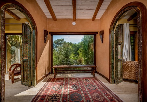 Disimpegno con vetrata panoramica – Villa Ashram