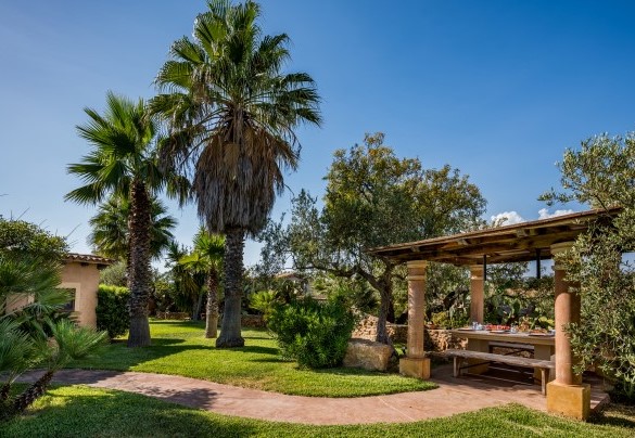 L'elegante pergolato circondato da un giardino lussureggiante – Villa Ashram