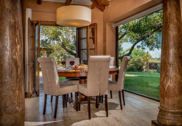 La sala da pranzo con vista giardino – Villa Ashram