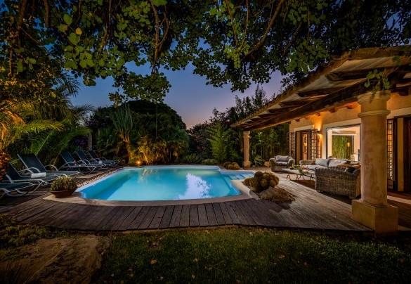 La piscina al tramonto – Villa Ashram