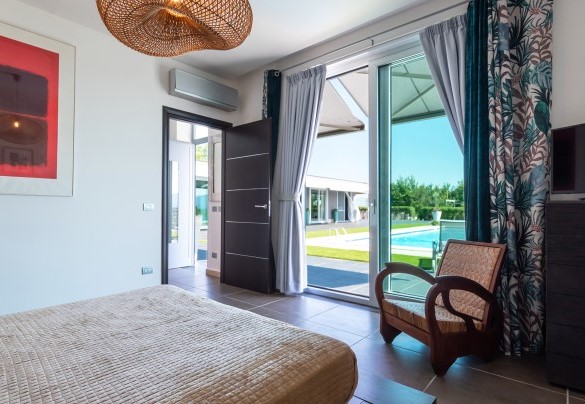 Double bedroom n.4 in the annex, with TV and direct access to the swimming pool - Villa Atmosfere