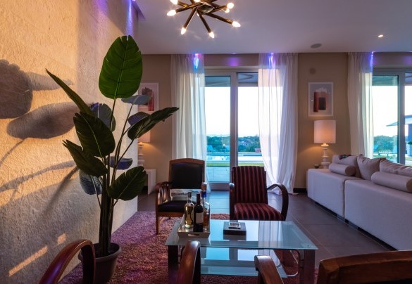 Elegant corner of the living area with table and armchairs – Villa Atmosfere