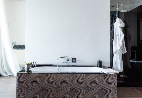 Double bedroom n.1 with integrated bathroom with tub, shower and sinks - Villa Atmosfere