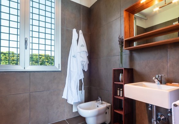 Bathroom n.3 with shower, en-suite to the double bedroom n.4 in the annex - Villa Atmosfere