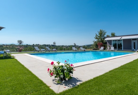 View of the swimming pool and the annex – Villa Atmosfere