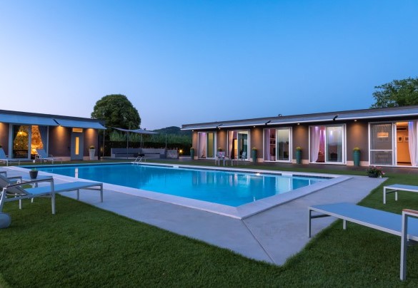 The villa and the pool in the evening lights - Villa Atmosfere