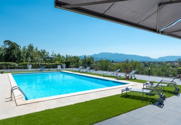 View of the swimming pool with the Ernici and Aurunci mountains standing out on the horizon - Villa Atmosfere