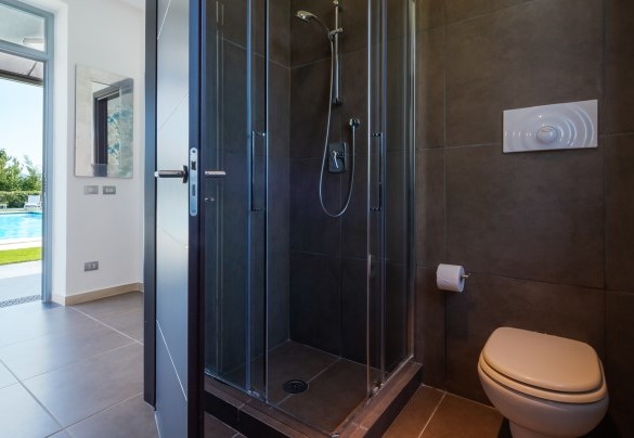 Bathroom n.3 with shower, en-suite to the double bedroom n.4 in the annex - Villa Atmosfere