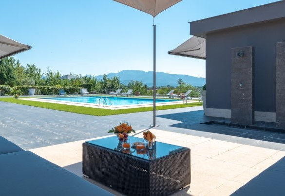 Shaded sofas with canopy next to the annex - Villa Atmosfere