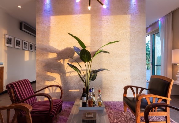 Elegant corner of the living area with table and armchairs – Villa Atmosfere