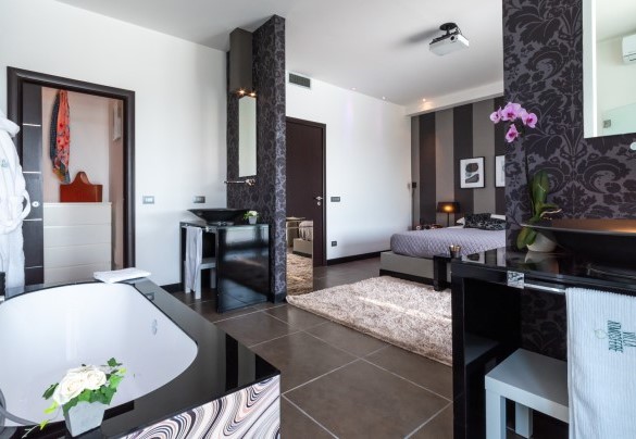 Double bedroom n.1 with integrated bathroom with tub, shower and sinks - Villa Atmosfere