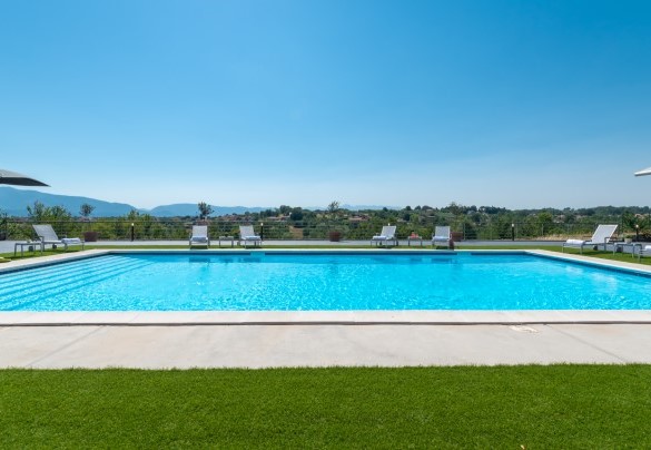 The beautiful swimming pool, purified with chlorine and accessible via Roman steps – Villa Atmosfere