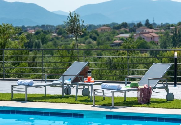 From the pool you can admire the panorama of the large estate in which the villa is immersed and of the surrounding mountains – Villa Atmosfere