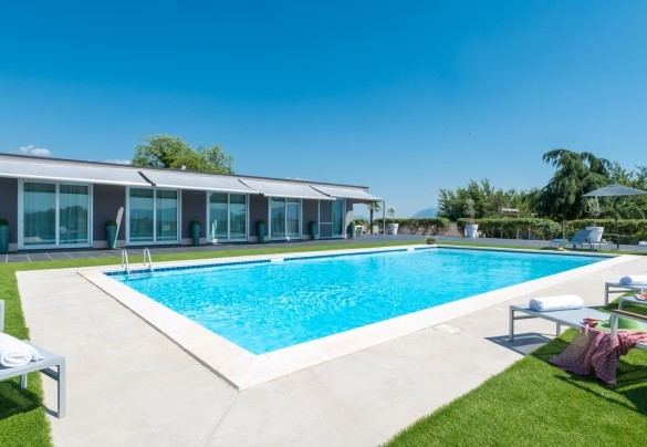 7x14m swimming pool, minimum depth 1m and maximum 2.50m, with solarium area equipped with sunbeds - Villa Atmosfere