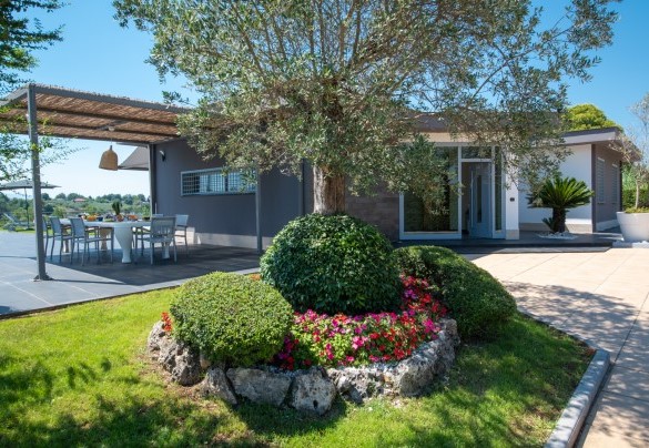 Main entrance and veranda equipped with table and chairs and barbecue – Villa Atmosfere
