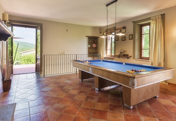 La sala biliardo con uscita diretta verso il terrazzo e anche verso le scale esterne - Villa Augusto