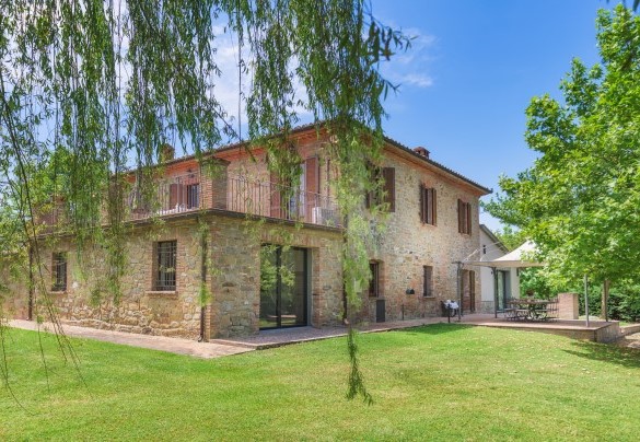 Il bellissimo casale in pietra visto dal giardino - Villa Augusto