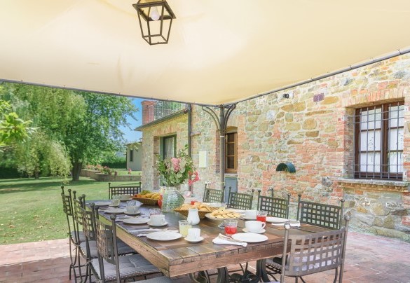La bella tavolata preparata per le colazioni all’aperto - Villa Augusto