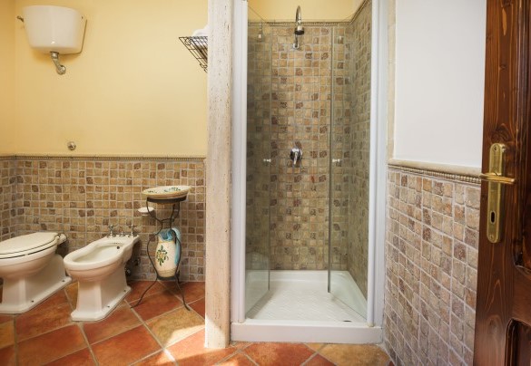 Bagno n. 3 con doccia en-suite con camera 3 - Villa Augusto