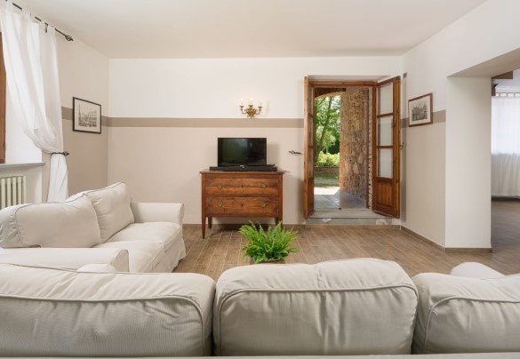 Zona living al piano terra con angolo TV - Villa Augusto 