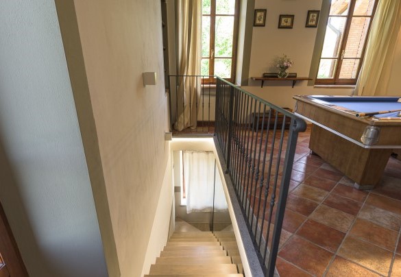 Le scale che collegano piano terra e primo piano e la sala biliardo - Villa Augusto