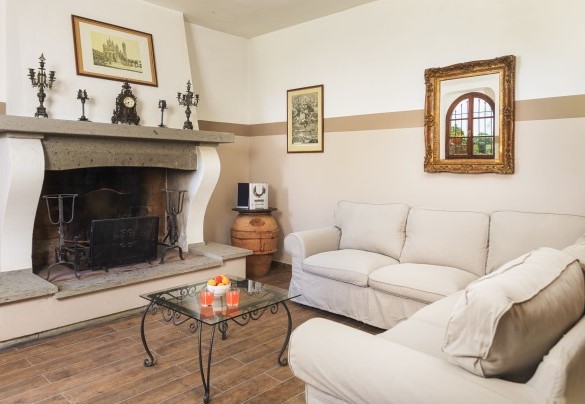 Salotto al piano terra con caminetto e divani - Villa Augusto 