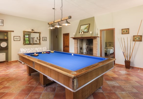 La sala biliardo attrezzato con caminetto - Villa Augusto