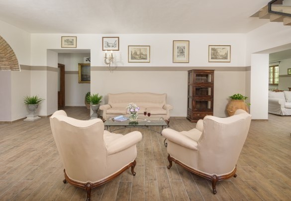 Il grande ed accogliente salotto arredato- Villa Augusto